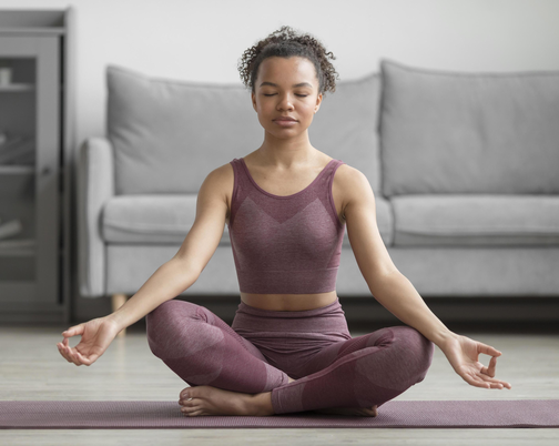 Mulher meditando